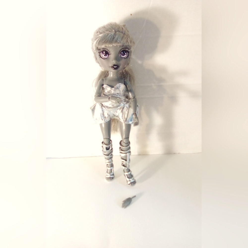 Shadow High Luna Madison Fashion Doll With Extra Hand